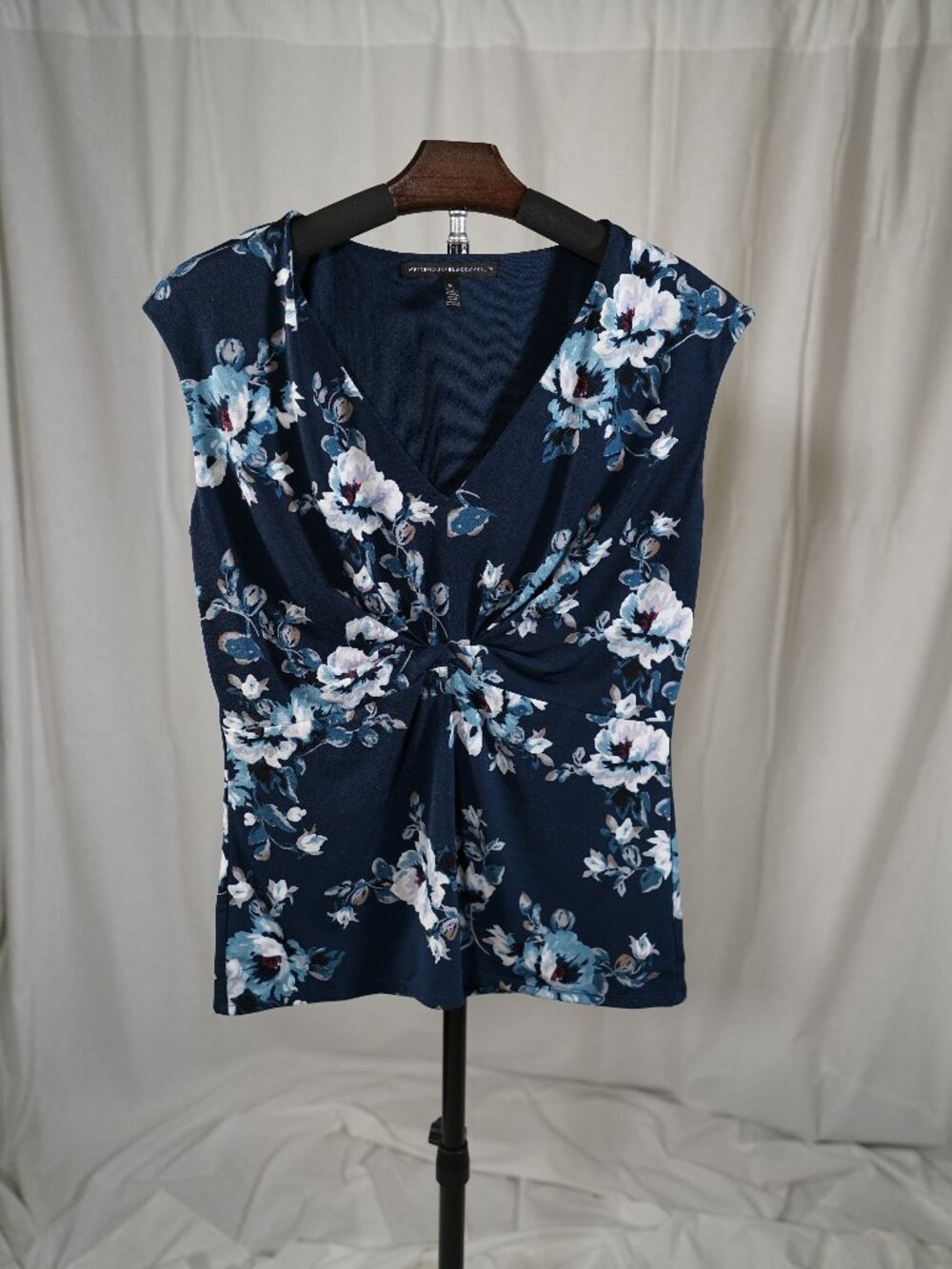 White House Black Market Navy Floral Feminine Twist Front Sleeveless Top M - Picture 2 of 7